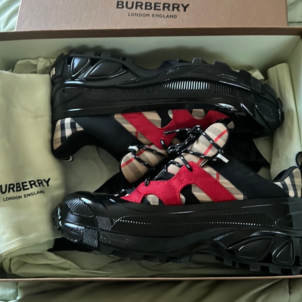 Woman’s size 10 (40)  new Burberry sneakers Original box and tags.